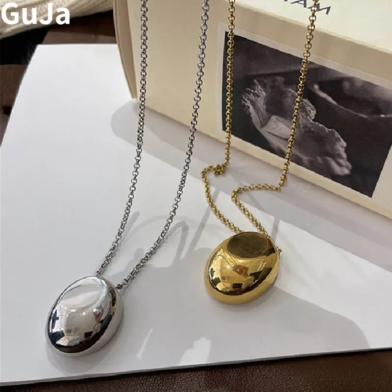 Elegant Teardrop Pendant Necklace with a Sleek Metal Design