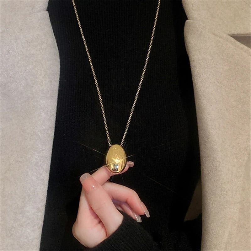 Elegant Teardrop Pendant Necklace with a Sleek Metal Design