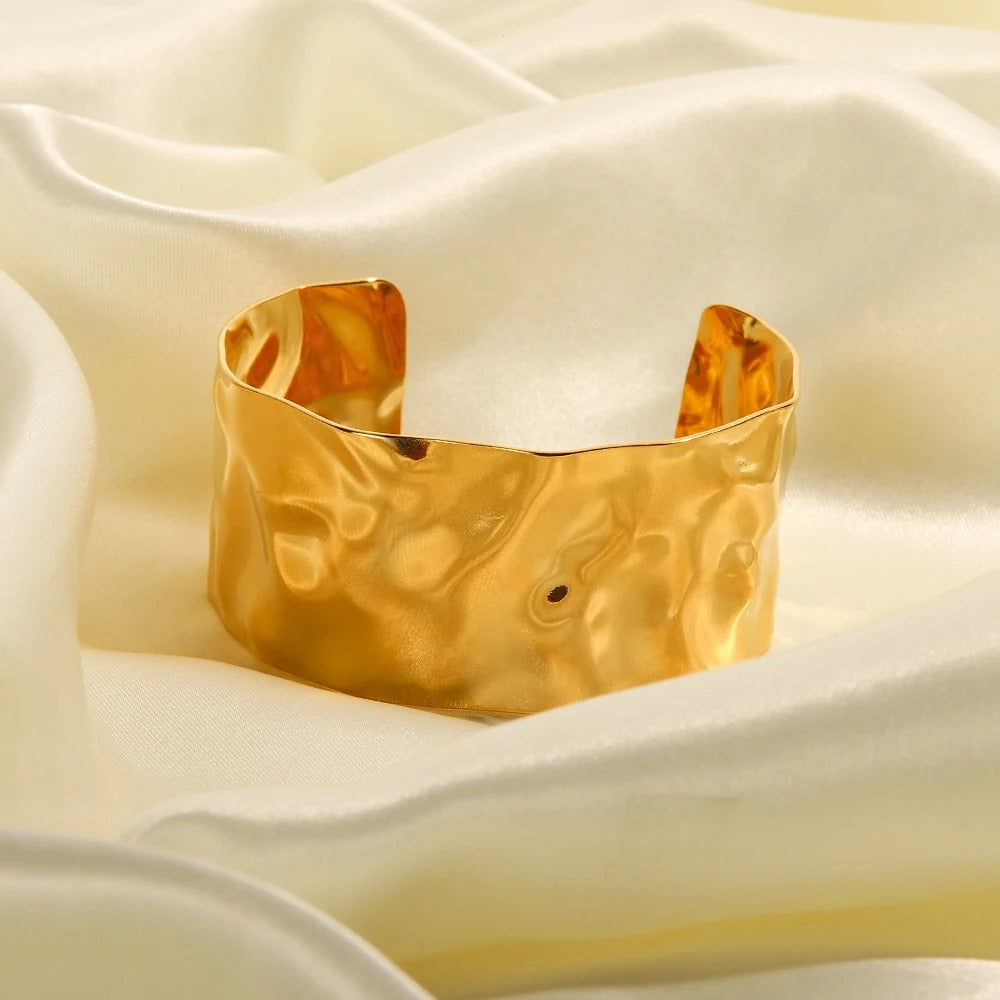 Gold-Plated Stainless Steel Bracelet with Exquisite Hammer Pattern