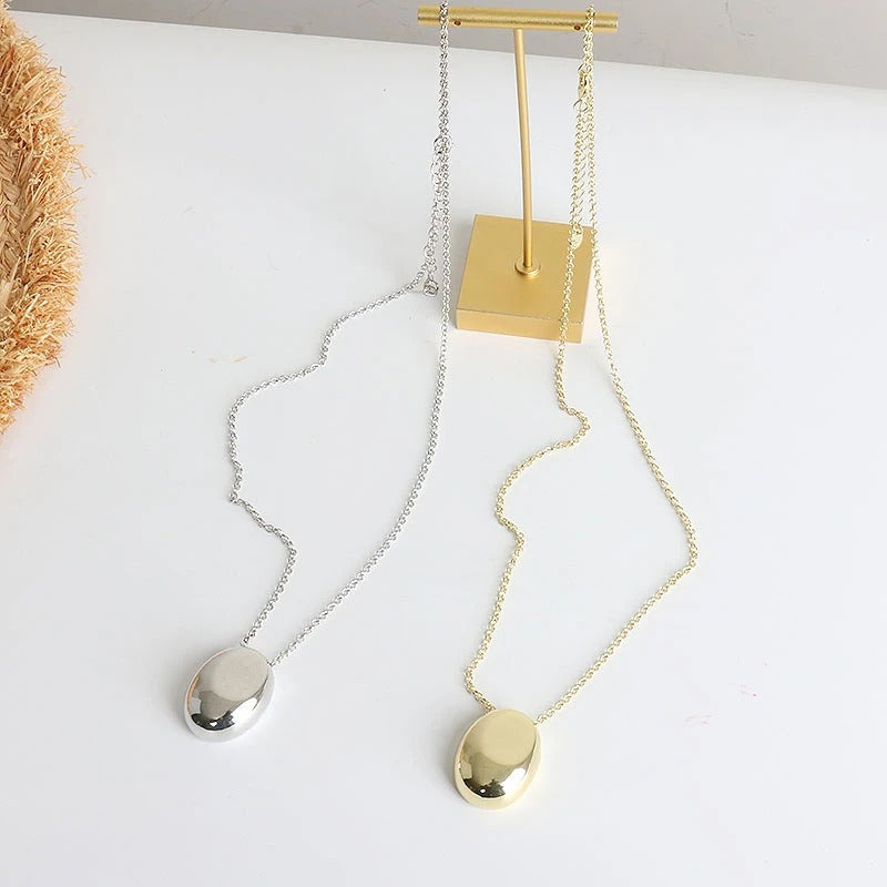 Elegant Teardrop Pendant Necklace with a Sleek Metal Design