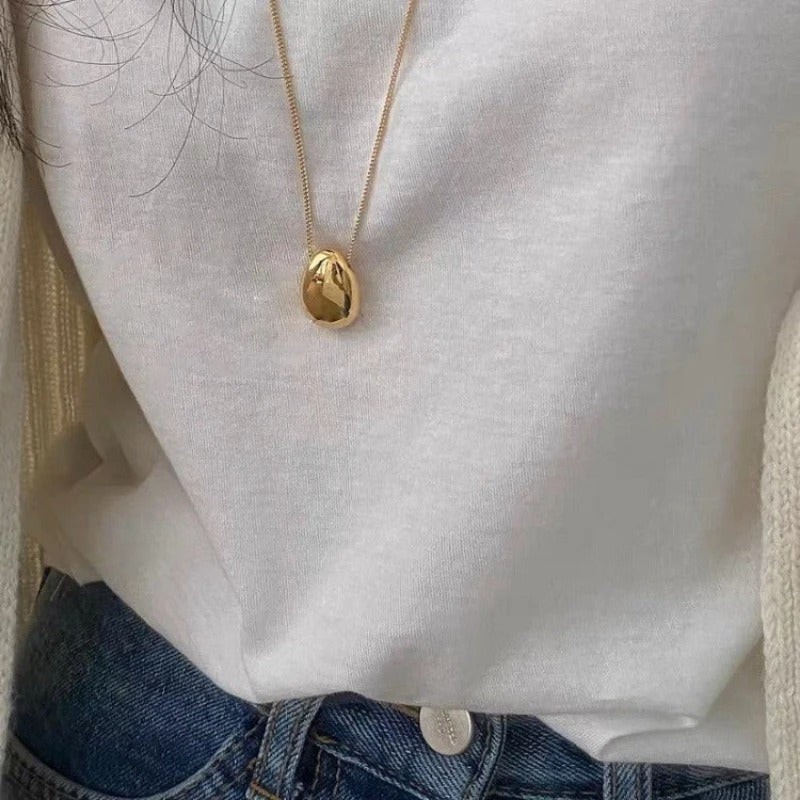 Elegant Teardrop Pendant Necklace with a Sleek Metal Design