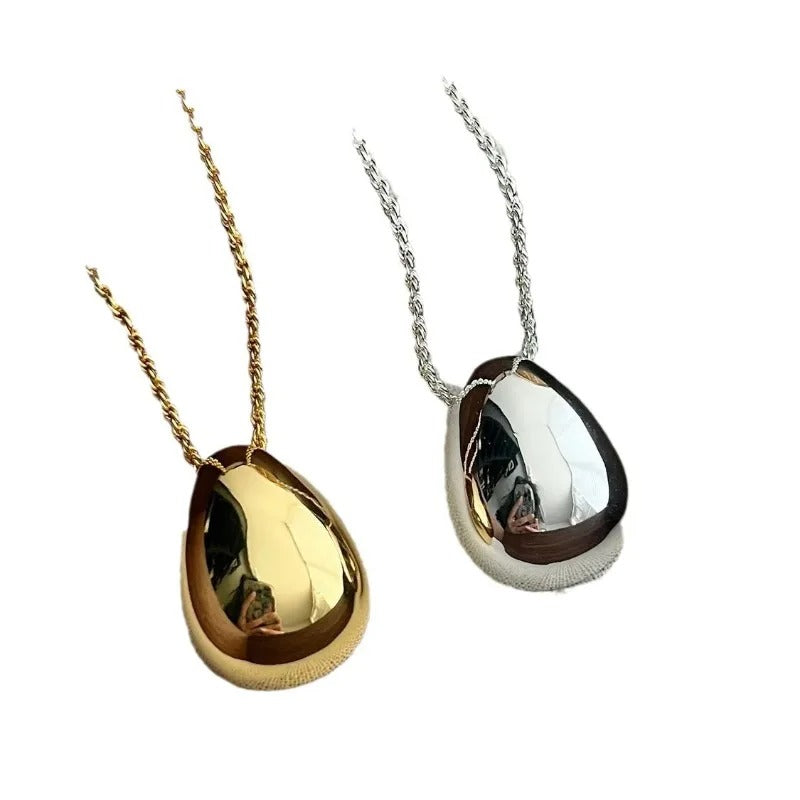 Elegant Teardrop Pendant Necklace with a Sleek Metal Design