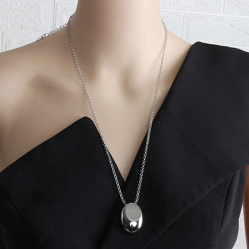 Elegant Teardrop Pendant Necklace with a Sleek Metal Design