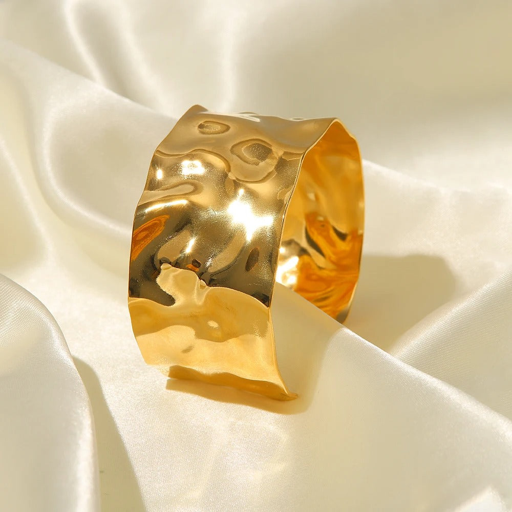 Gold-Plated Stainless Steel Bracelet with Exquisite Hammer Pattern