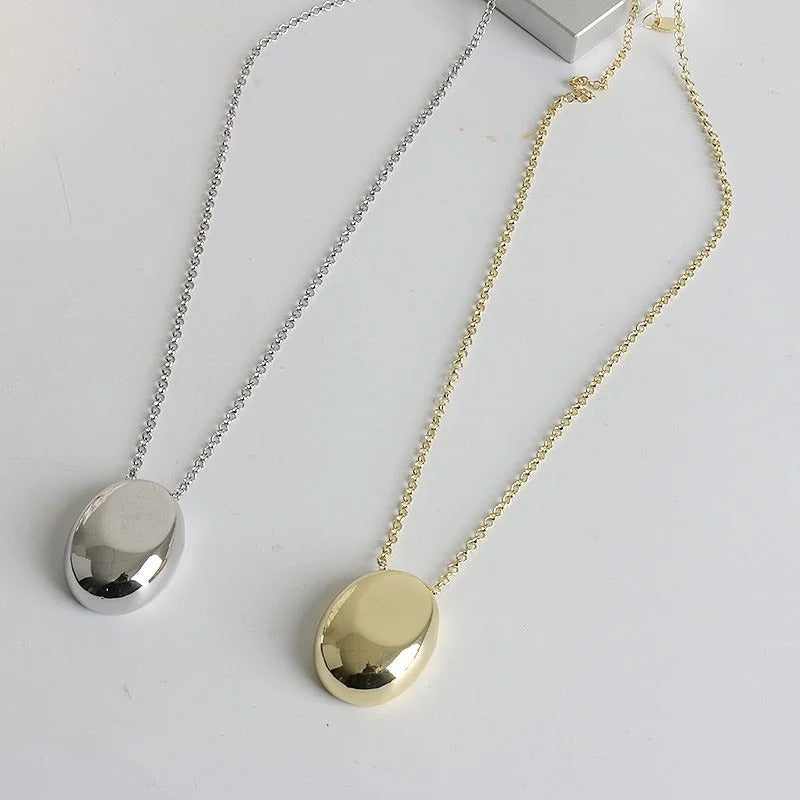 Elegant Teardrop Pendant Necklace with a Sleek Metal Design