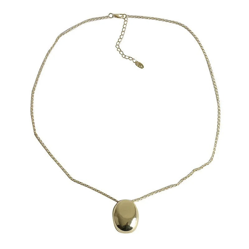 Elegant Teardrop Pendant Necklace with a Sleek Metal Design